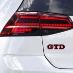 Emblema metálico GTD negro con borde rojo para portón trasero de Golf VI y VII con relieve