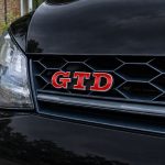 Emblema metálico GTD rojo con borde cromado para parrilla frontal de Golf VI y VII con relieve