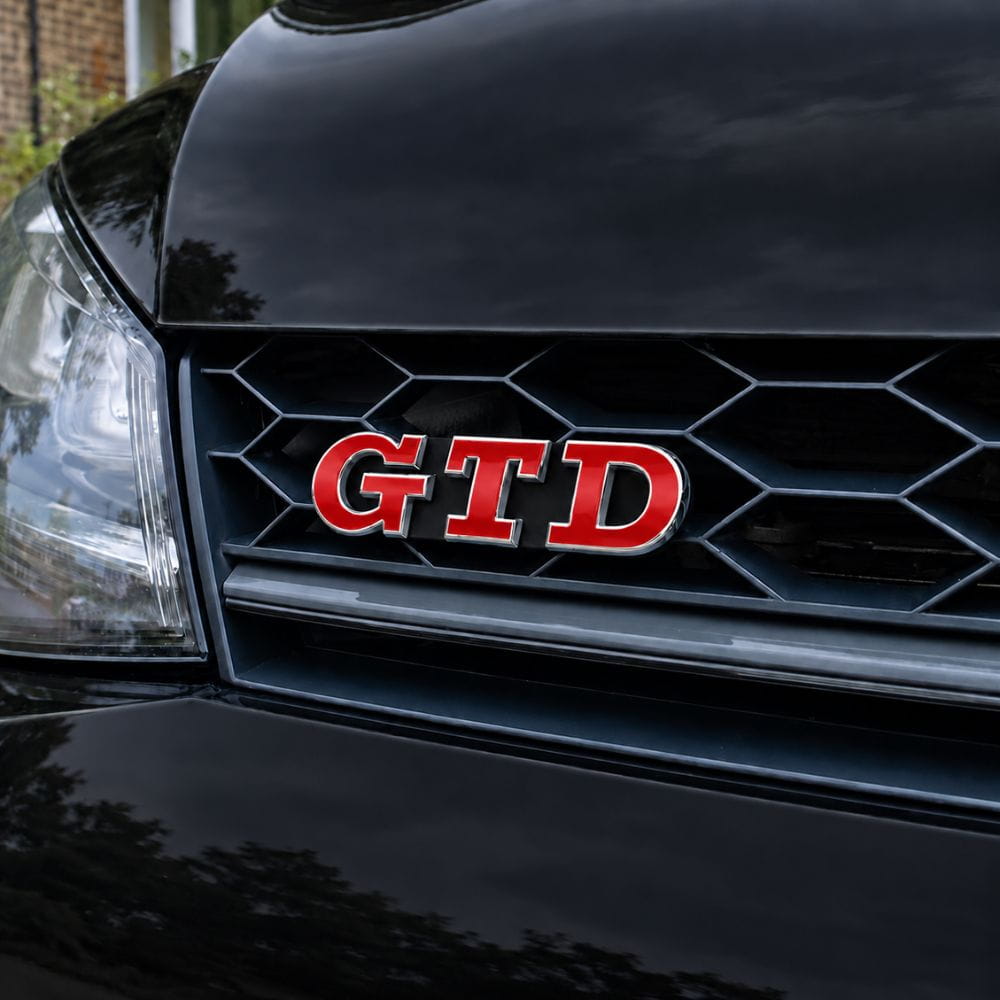 Emblema metálico GTD rojo con borde cromado para parrilla frontal de Golf VI y VII con relieve