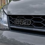 Emblema GTD negro con borde cromado para parrilla frontal de VW Golf 6, 7 y 7.5.