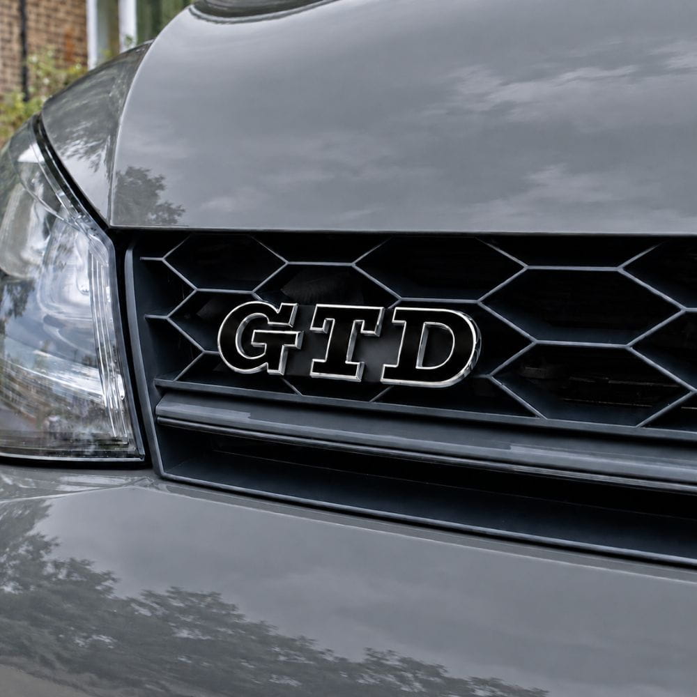 Emblema GTD negro con borde cromado para parrilla frontal de VW Golf 6, 7 y 7.5.