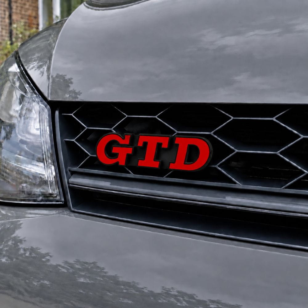 Emblema GTD rojo con borde negro para parrilla frontal de VW Golf 6, 7 y 7.5.