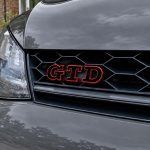 Emblema GTD negro con borde rojo para parrilla frontal de VW Golf 6, 7 y 7.5.