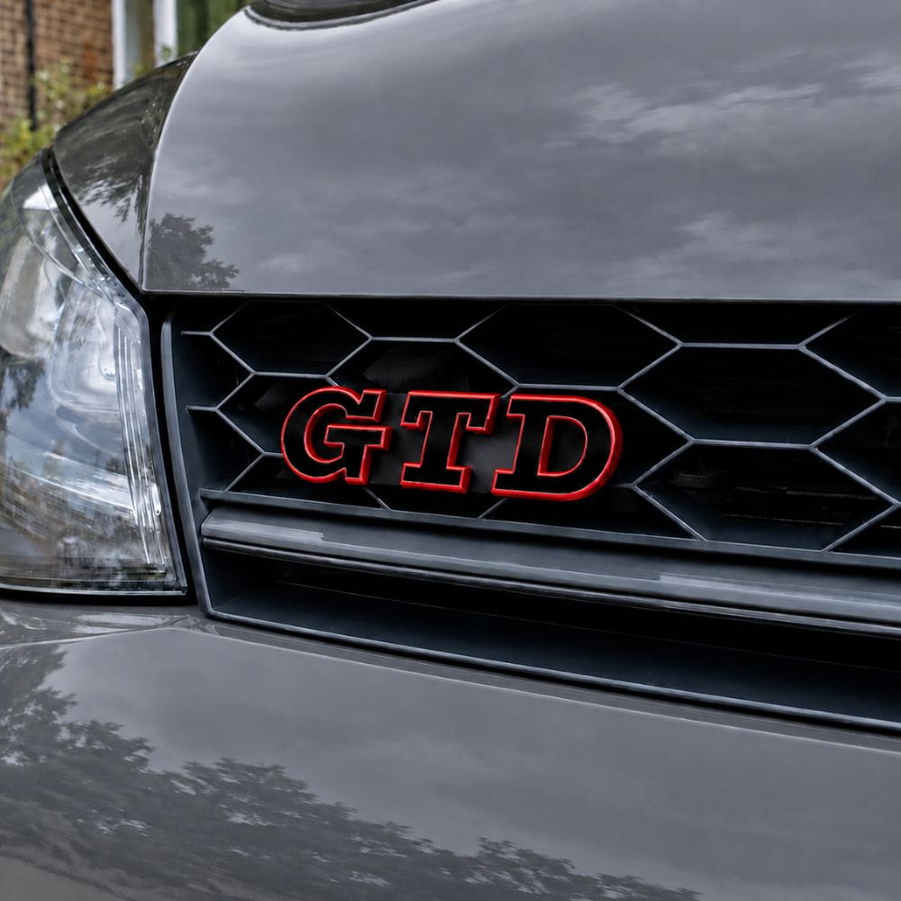 Emblema GTD negro con borde rojo para parrilla frontal de VW Golf 6, 7 y 7.5.