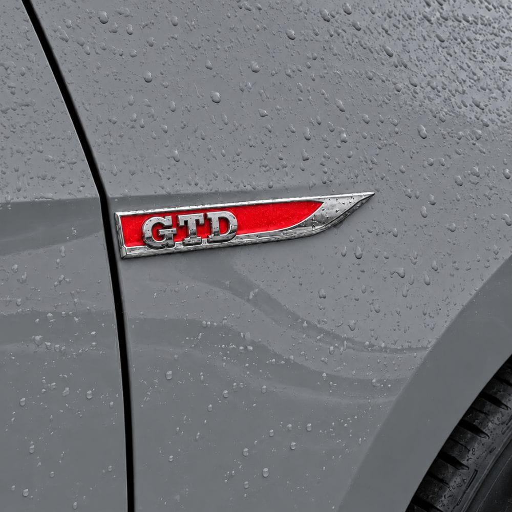Emblema GTD rojo y cromado para aletas laterales de VW Golf 6, 7 y 7.5.
