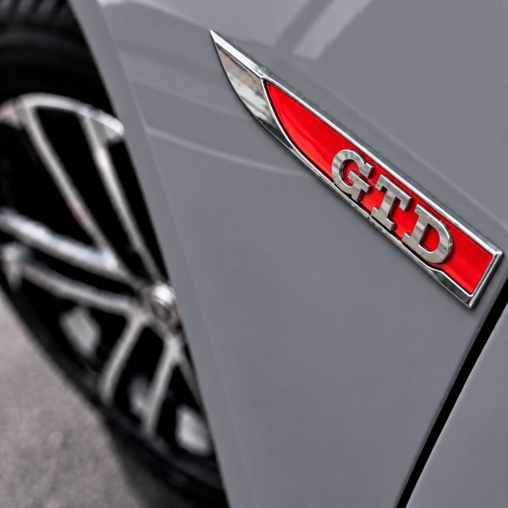 Emblema GTD rojo y cromado para aletas laterales de VW Golf 6, 7 y 7.5.
