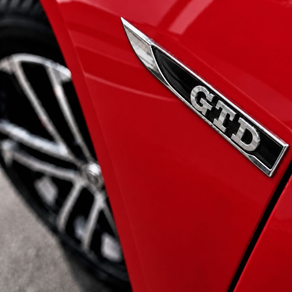Emblema GTD negro y cromado para aletas laterales de VW Golf 6, 7 y 7.5.