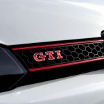 Emblema GTI rojo y cromado para parrilla delantera de VW Golf 5, 6, 7 y Polo IV, V, VI.