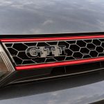 Emblema GTI negro y cromado para parrilla delantera de VW Golf 5, 6, 7 y Polo IV, V, VI.