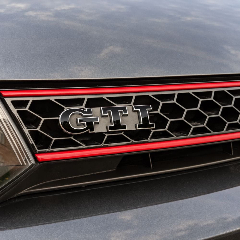 Emblema GTI negro y cromado para parrilla delantera de VW Golf 5, 6, 7 y Polo IV, V, VI.