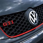 Emblema GTI rojo con borde negro para parrilla delantera de VW Golf 5, 6, 7 y Polo IV, V, VI.