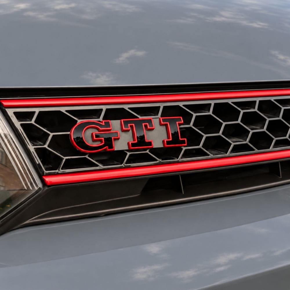Emblema GTI negro con borde rojo para parrilla delantera de VW Golf 5, 6, 7 y Polo IV, V, VI.