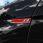 Emblema R rojo y cromado para aletas laterales de VW Golf, Scirocco, Tiguan y Polo.