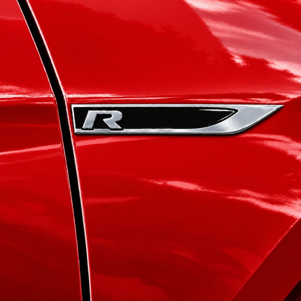Emblema R negro y cromado para aletas laterales de VW Golf, Scirocco, Tiguan y Polo.