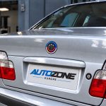 Kit de insignias 50 Aniversario en fibra de carbono oscura sobre coche BMW Serie 3 E46.