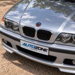 Kit de insignias 50 Aniversario en fibra de carbono oscura sobre coche BMW Serie 3 E46.