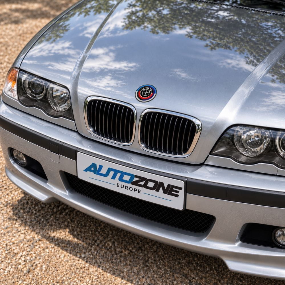 Kit de insignias 50 Aniversario en fibra de carbono oscura sobre coche BMW Serie 3 E46.