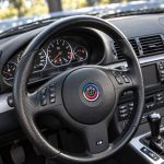 Kit de insignias 50 Aniversario en fibra de carbono oscura sobre coche BMW Serie 3 E46.