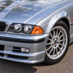 Kit de insignias 50 Aniversario en fibra de carbono oscura sobre coche BMW Serie 3 E46.
