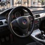Kit de insignias 50 Aniversario en fibra de carbono negra instalado en BMW Serie 3 E90 berlina.