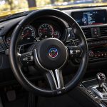 Kit de insignias conmemorativas 50 Aniversario en fibra de carbono negra para BMW M4 F82 Coupé.