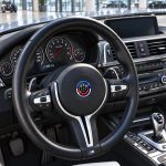 Kit de logotipos conmemorativos 50 Aniversario en fibra de carbono negra para BMW M4 F83 Cabrio.