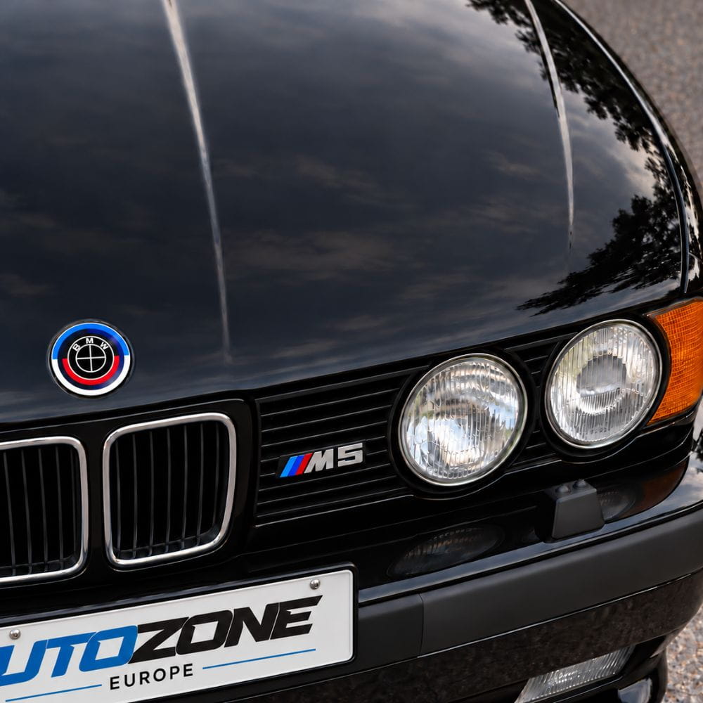 Kit de emblemas conmemorativas 50 Aniversario en fibra de carbono negra para BMW Serie 5 E34 berlina y Touring.
