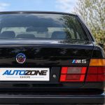 Kit de emblemas conmemorativas 50 Aniversario en fibra de carbono negra para BMW Serie 5 E34 berlina y Touring.