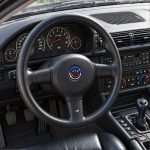 Kit de emblemas conmemorativas 50 Aniversario en fibra de carbono negra para BMW Serie 5 E34 berlina y Touring.