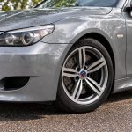 Kit de emblemas conmemorativos 50 Aniversario en fibra de carbono negra para BMW Serie 5 E60 y E61.