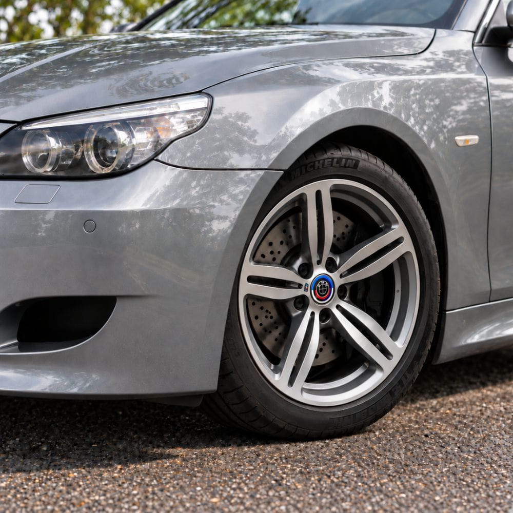 Kit de emblemas conmemorativos 50 Aniversario en fibra de carbono negra para BMW Serie 5 E60 y E61.