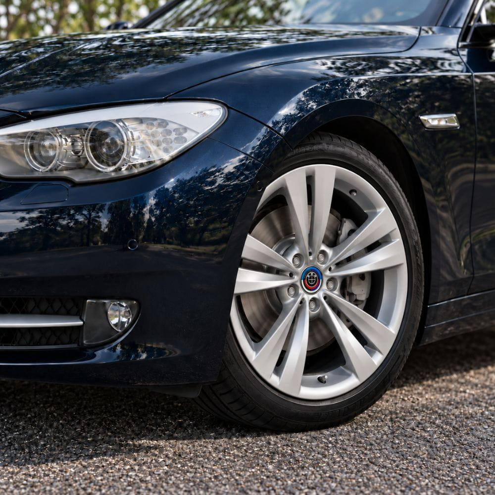 Kit de logotipos conmemorativos 50 Aniversario en fibra de carbono negra para BMW Serie 5 Gran Turismo F07 Pre-LCI.