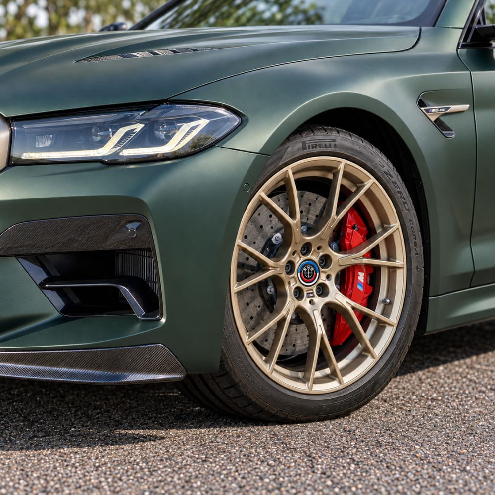 Kit de emblemas conmemorativas 50 Aniversario en fibra de carbono negra para BMW M5 F90 Competition.