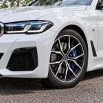 Kit de emblemas conmemorativas 50 Aniversario en fibra de carbono negra para BMW Serie 5 G30 y G31.