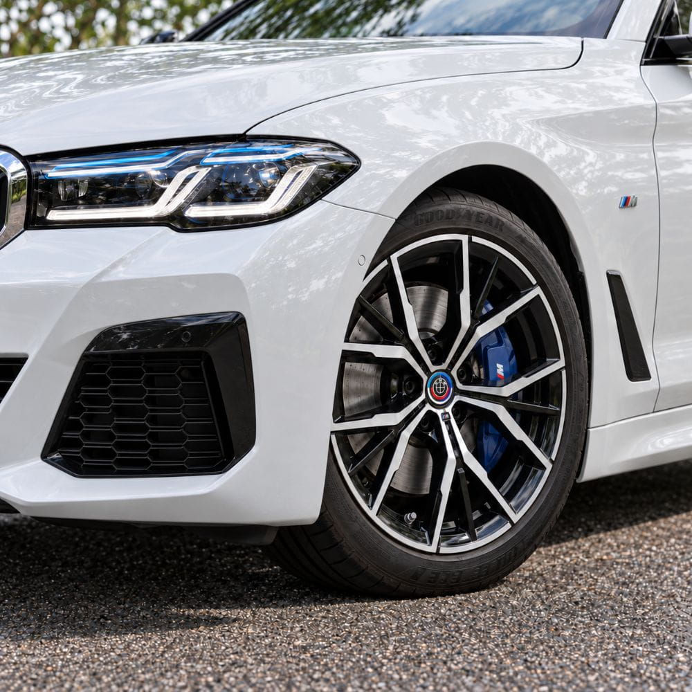Kit de emblemas conmemorativas 50 Aniversario en fibra de carbono negra para BMW Serie 5 G30 y G31.