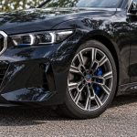 Kit emblemas conmemorativas 50 Aniversario en fibra de carbono negra sobre BMW Serie 5 G60.