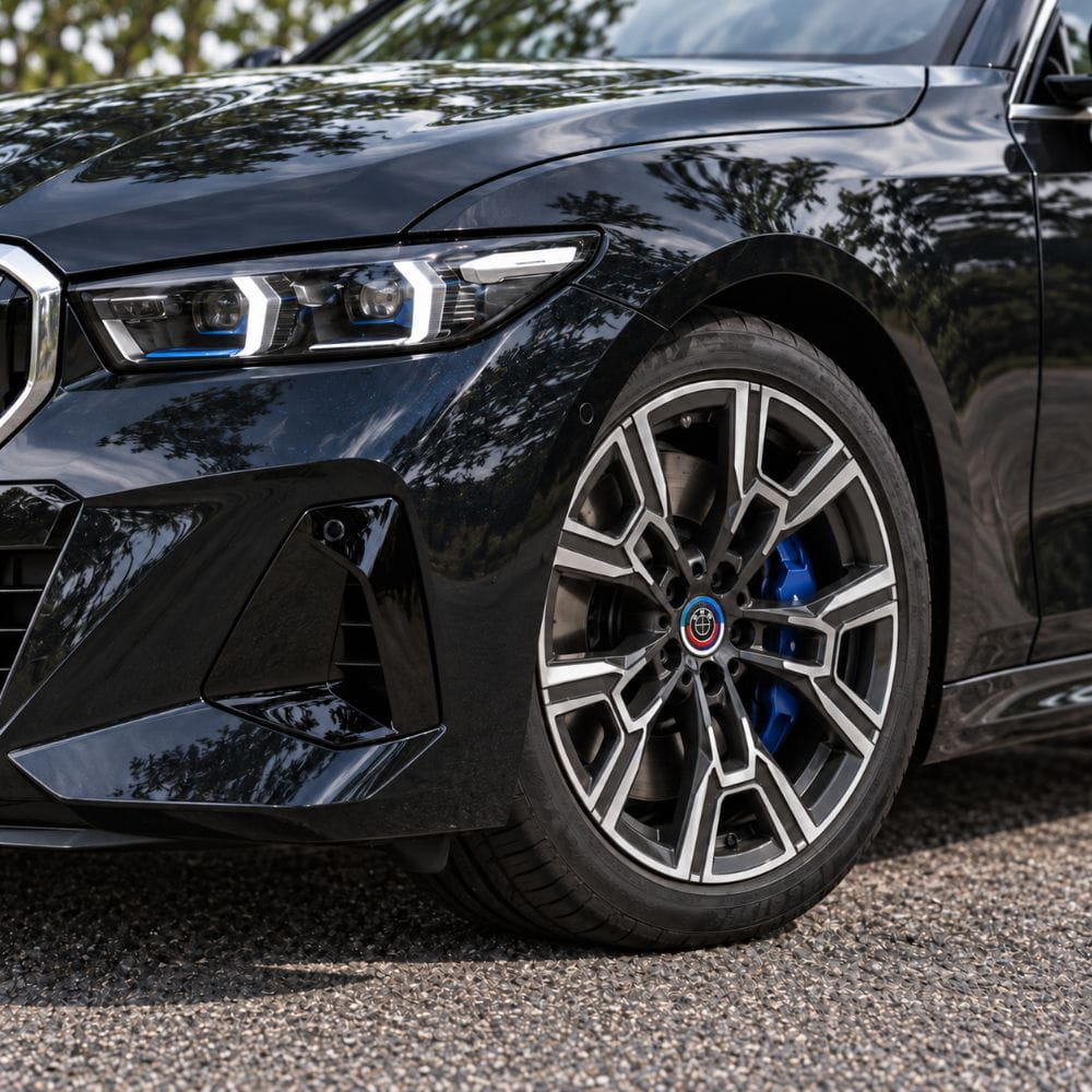 Kit emblemas conmemorativas 50 Aniversario en fibra de carbono negra sobre BMW Serie 5 G60.