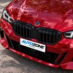 Kit emblemas conmemorativas 50 Aniversario en fibra de carbono negra sobre BMW Serie 5 G61.